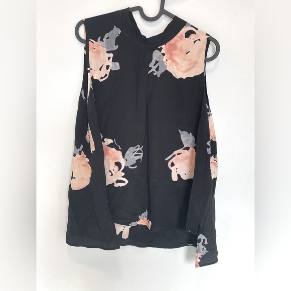 Tops - Sleeveless silk top with floral patterns